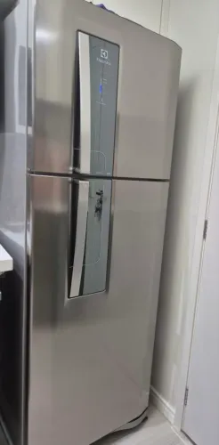 Vendo geladeira inox digital em perfeito estado, impecável, 110w
