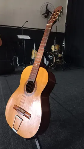 Violão Giannini com adaptador para caixa amplificada