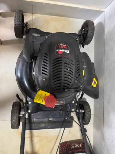Máquina de cortar grama Toyama 