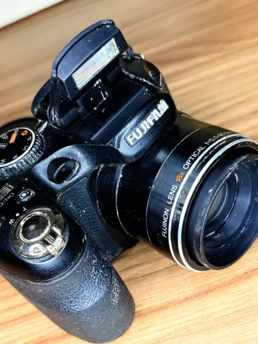 Fujifilm FinePix S2950 ? Câmera ponte superzoom de 18x,