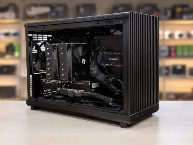 PC Gamer Compacto Ryzen 7 7800X3D + RTX 5070 + 32GB RAM DDR5
