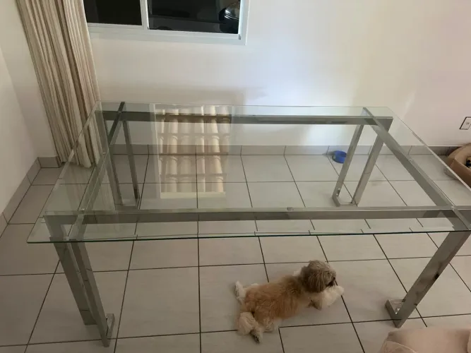 Vendo mesa com seis cadeiras