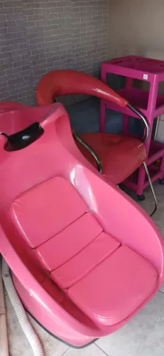 Lavatório, cadeira e carrinho auxiliar.