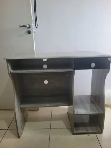 Mesa de computador para doação 