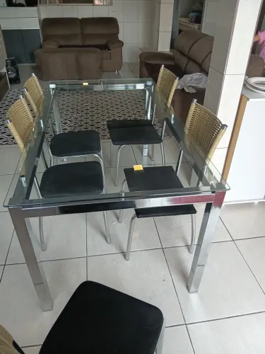 Mesa de vidro com 5 cadeiras 