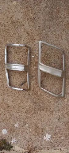 par de molduras (ou aros) de acabamento para lanternas Chevrolet