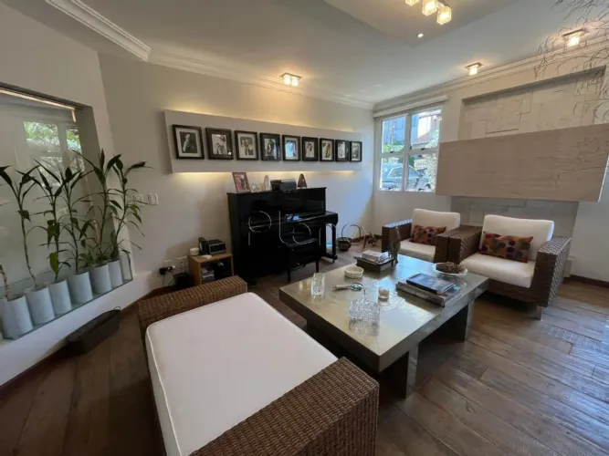 Sobrado à venda em Valinhos, Condominio Vivenda das Quaresmeiras, com 3 suítes, com 190 m²