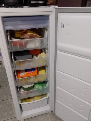 Vendo uma freezer vertical semi-nova zero defeitos estou vendendo porque estou a me mudar