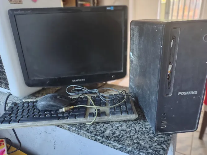 Vende se computador porém o gabinete quando liga não sai das letras