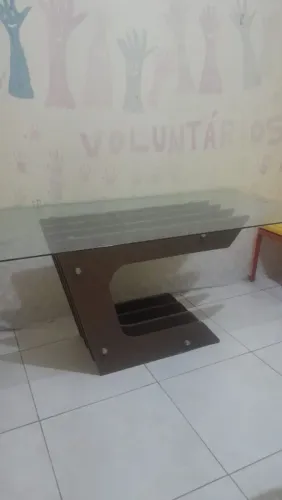 Mesa de vidro em perfeito estado, semi nova com uma linda base! Sem cadeiras!