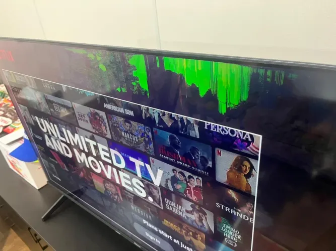     TV Hisense 50? Smart 4K com avaria no display. Caixa e manual.