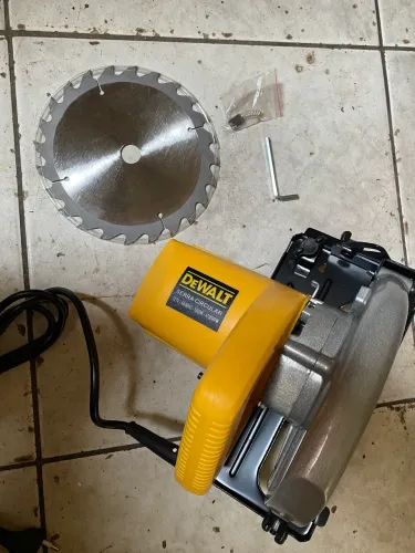 Serra circular Dewalt profissional 1800w
