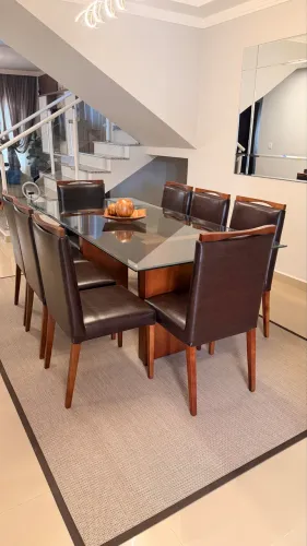 Jogo de mesa com 8 cadeiras. Seminova e sem marcas de uso. Não entregamos