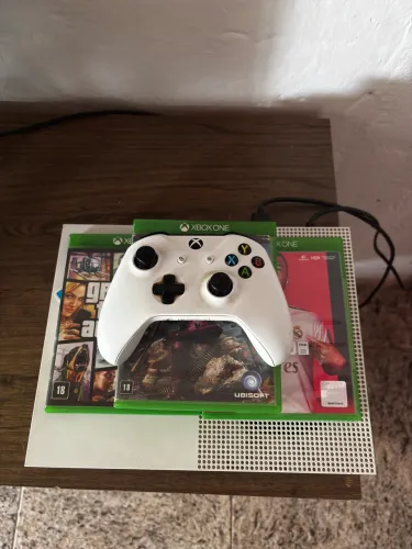 Xbox one s,com uma manete e 4 jogos de disco 