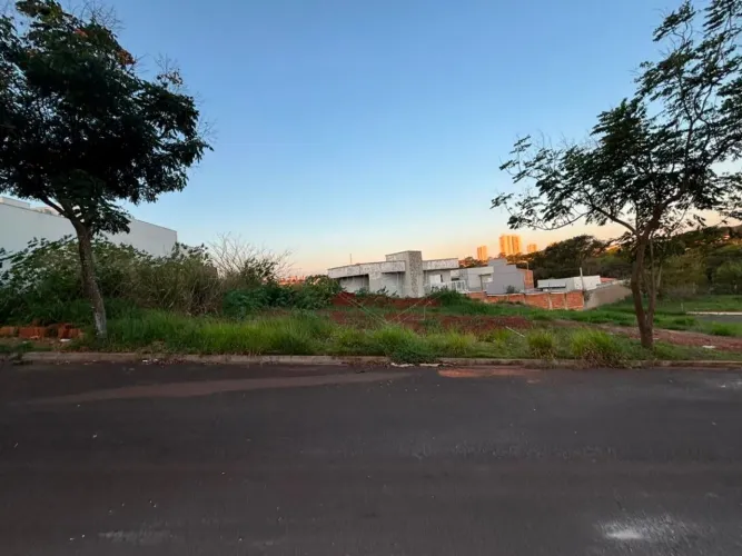 Venda de Terreno / Lote na cidade de Araraquara