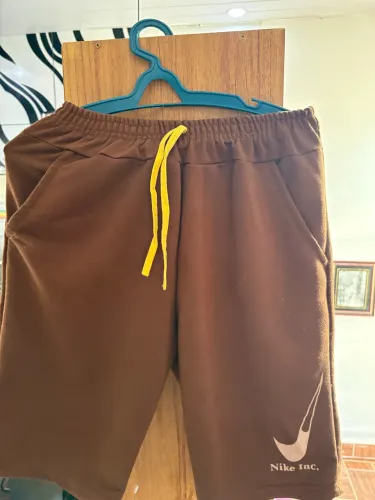 Short masculino marrom