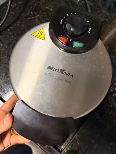Máquina de waffle Britânia em estado de nova