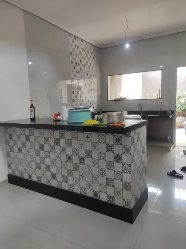 Pedreiro na área de revestimento 