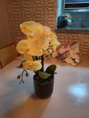Lindo arranjo de flores pronta para a seu lar .