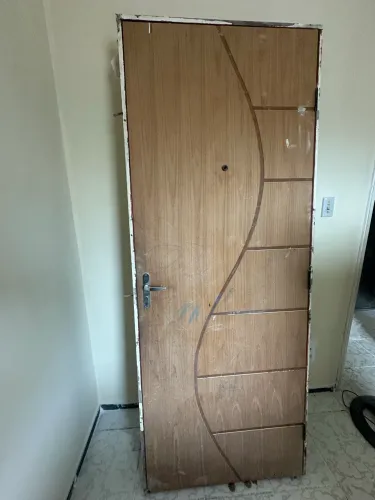 Portas com o portal e a fechadura incluso 