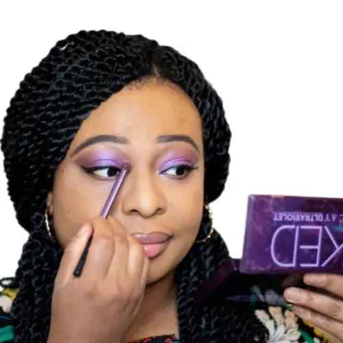 Maquiagem Paleta Naked roxa da Urban Decay realça todas as cores de olhos Makeup