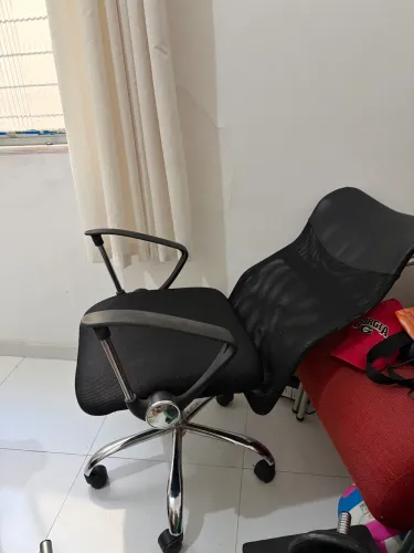 Cadeira de escritório com encosto desencaixada