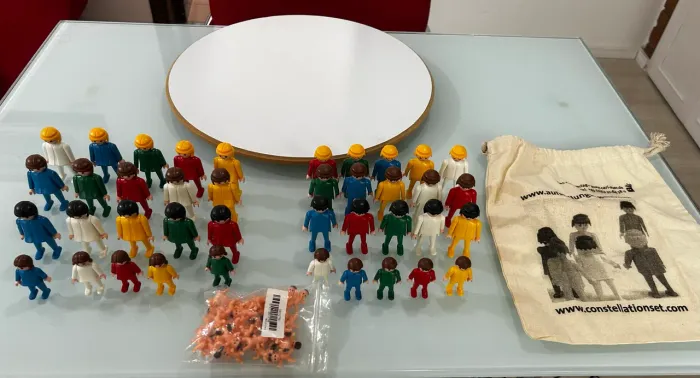 Kit Completo Constelação Familiar com 40 Bonecos Playmobil e Base Giratória