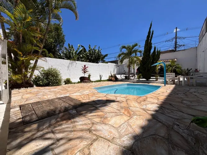 Casa com piscina no São João Batista