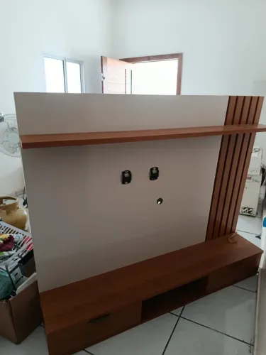 Painel de TV Suspenso Ripado - Off White com Gavetas e Prateleira
