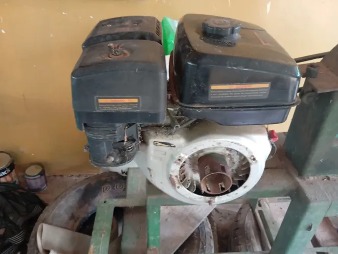 Forrageira com martelo e motor Toyama a gasolina 6CV.