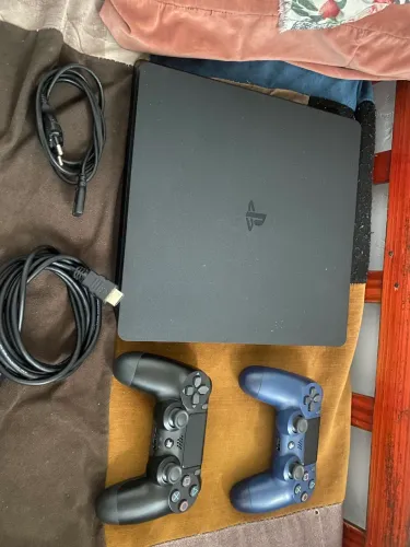 Ps4 com 2 controles