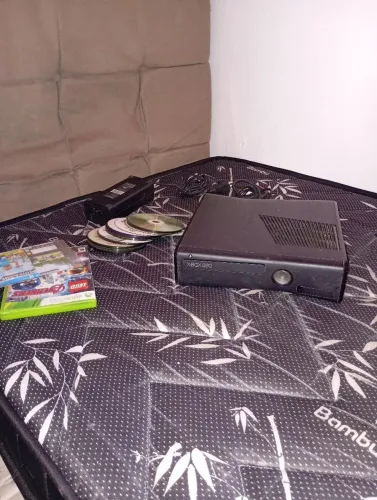 Xbox 360 completo + jogos originais + CDs blindo. Faço trocas
