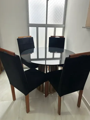 Mesa de Jantar Redonda 4 Lugares com 4 Cadeiras Estofadas - Impecável