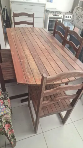 Mesa de madeira com 6 cadeiras