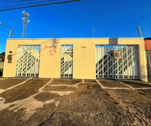 Casa Térrea Rua Alexadre Guimarães Recém Reformada com 3 Qtos 1 suíte e muito espaço