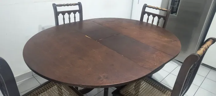 Mesa antiga de madeira com 8 cadeiras 