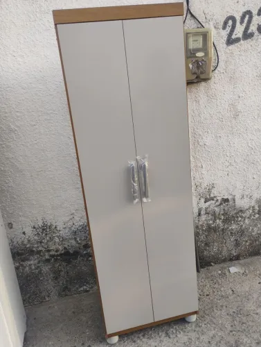 Multiuso / guarda roupa com cabideiro
