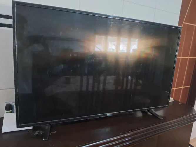 Tv LG 49 polegadas, nao é smart. Funcionando normalmente , porém com umas listras na tela
