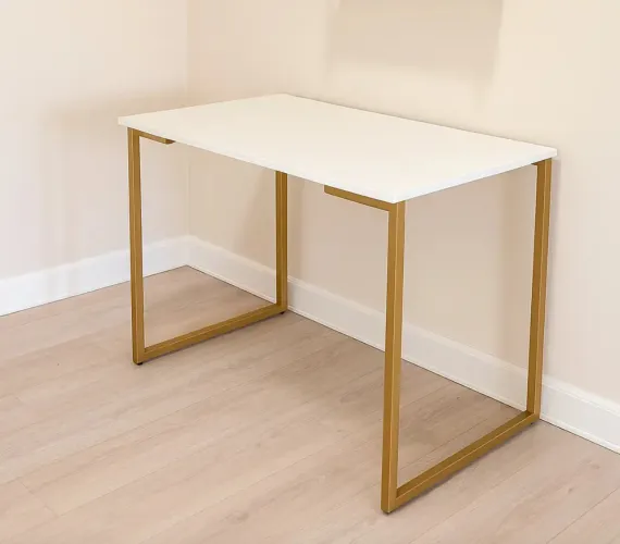 Mesa branca com base dourada