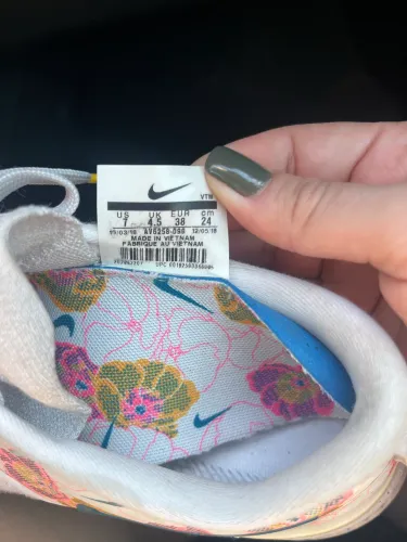 Tênis Nike semi novo.