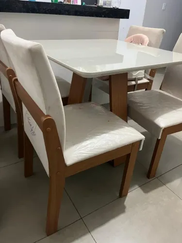 Mesa com 4 cadeiras