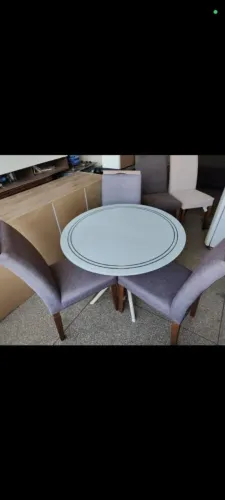 Mesa de jantar redonda com 3 cadeiras estofadas conservada ((ENTREGO GRATIS))