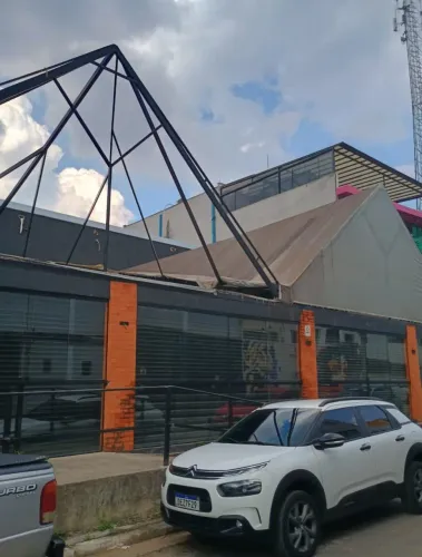 Prédio comercial na Rua Terceiro-Sargento-Aeronáutica Laudelino Nogueira, 15 400 m²