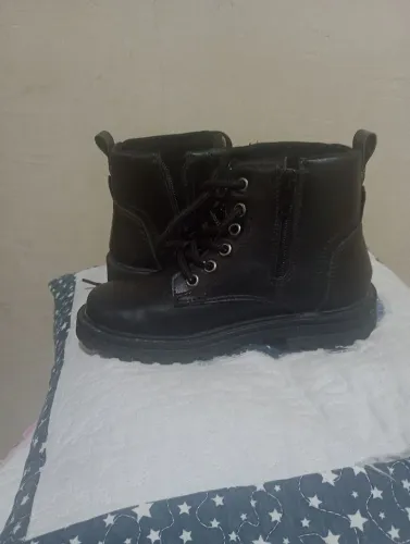Vendo bota infantil tamanho 30 usada apenas 2 vezes.