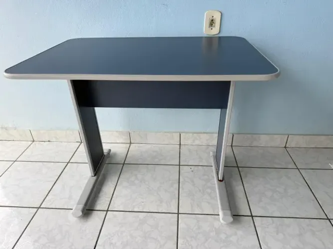 Mesa em perfeito estado. 