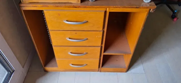 Rack de madeira, com 4 gavetas, em ótimo estado.