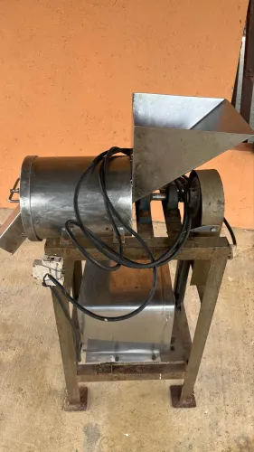 Vendo máquina de tirar poupa das frutas ela é inox
