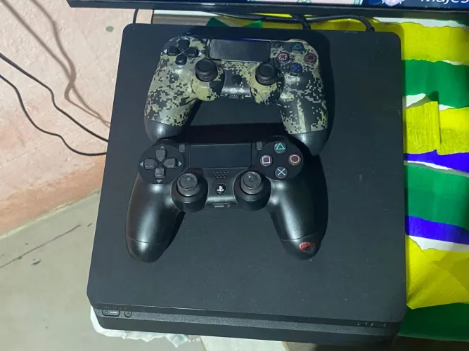 Vendo playstatio 04 com 2 controle todas em excelente condições R$1800 tem conve *