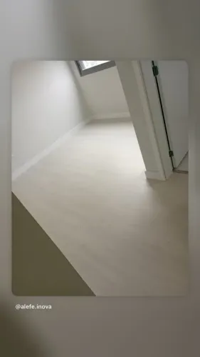 Piso vinílico, e roda pé