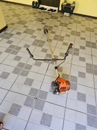 Vendo roçadeira husqvarna em ótimo estado de conservação pra quem busca uma roçadeira